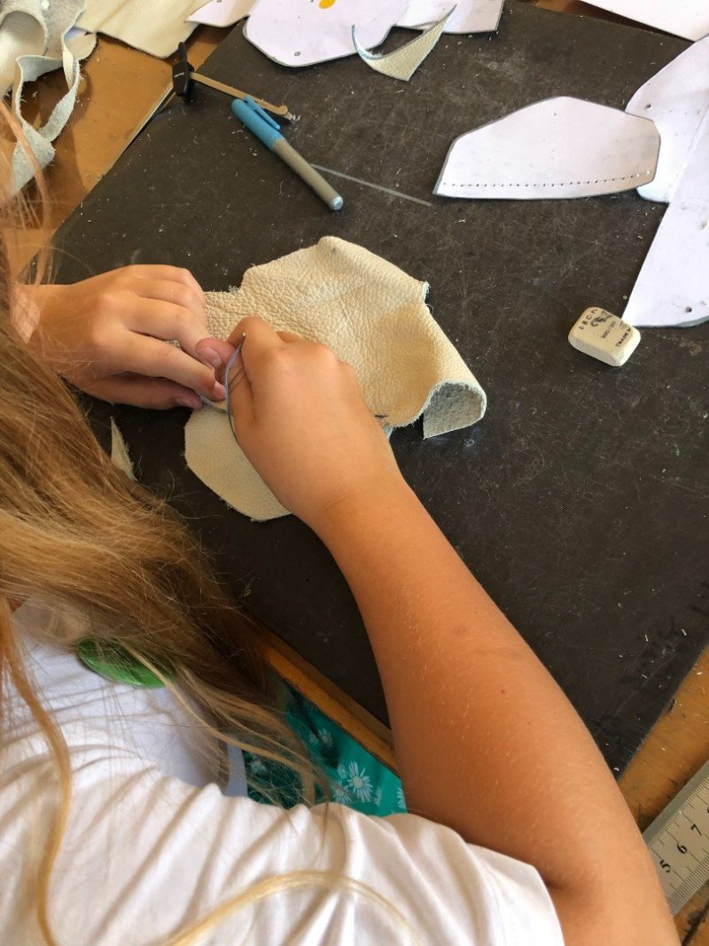 A co sandálky? Ušijeme si! Realizuje obor Návrhářství obuvi.