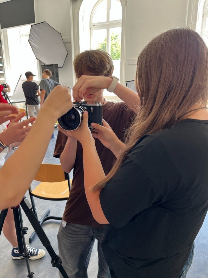 Experimenty s fotkou nejen v černé komoře. Realizuje obor Užitá fotografie.