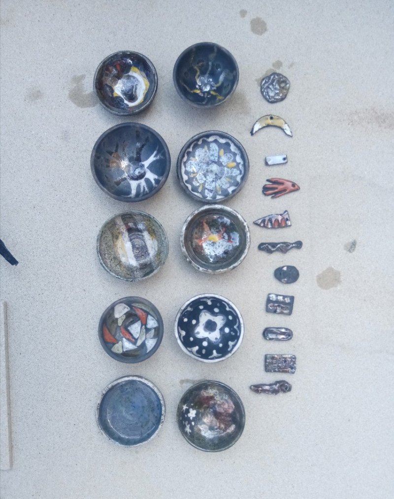 Experimenty v keramické dílně. Realizuje obor Výtvarné zpracování keramiky a porcelánu.